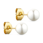 Pretty Pearl Earring i guld fra Wolff Jewelry med rund hvid perle og lås bagpå, set fra siden