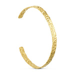 Rustic Bangle armbånd i guld fra Wolff Jewelry, åben bangle med hamret overflade set fra siden