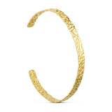 Rustic Bangle armbånd i guld fra Wolff Jewelry, åben bangle med hamret overflade set fra siden