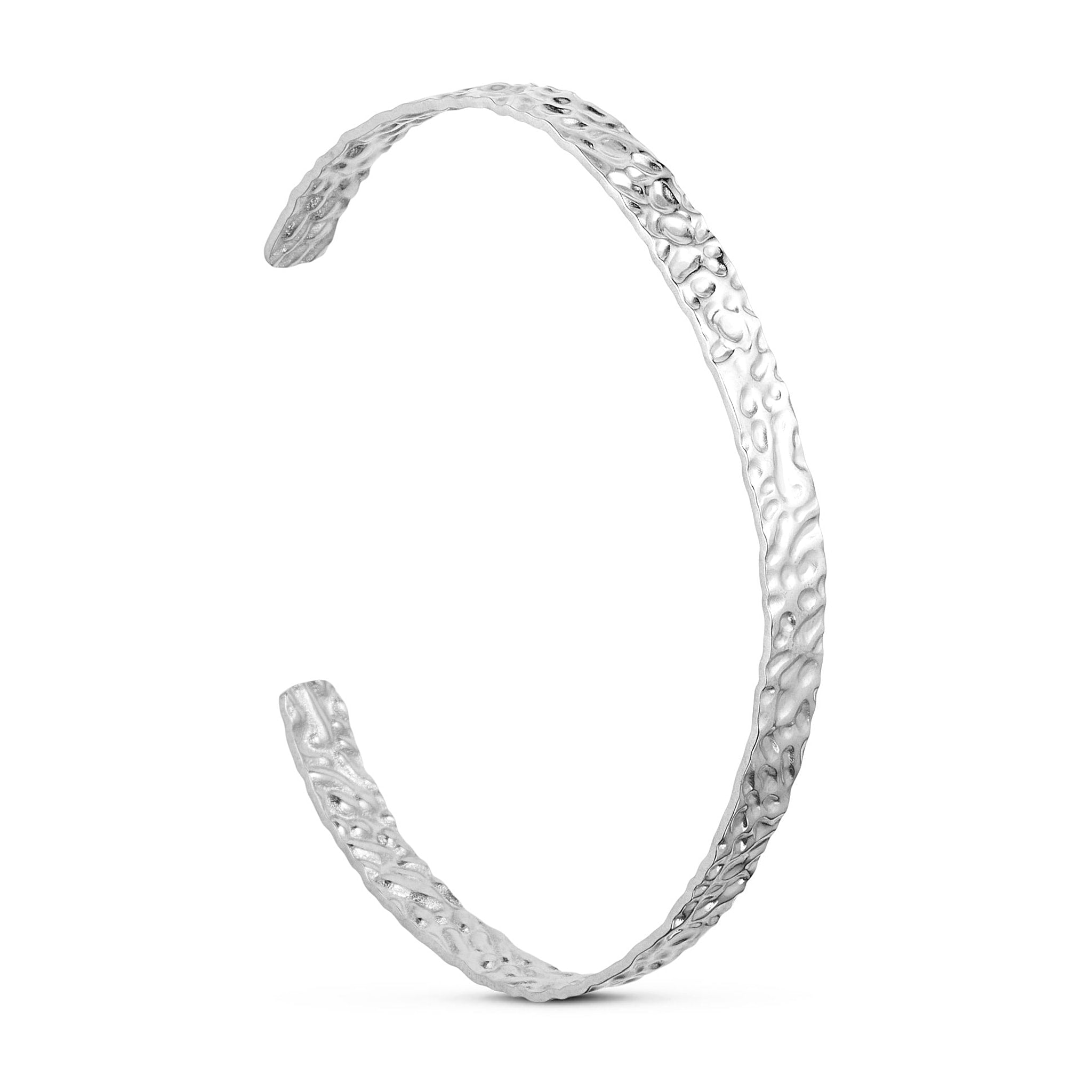 Sølvfarvet åbent armbånd Rustic Bangle fra Wolff Jewelry med hamret overflade set fra siden på hvid baggrund