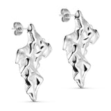 Rustic Big Earring i sølv fra Wolff Jewelry med krøllet, uregelmæssig form og stik, set fra siden på hvid baggrund