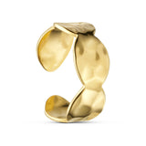 Rustic Big Ring i guld fra Wolff Jewelry set fra siden med åben ryg og bulet, bølget overflade