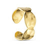 Rustic Big Ring i guld fra Wolff Jewelry set fra siden med åben ryg og bulet, bølget overflade