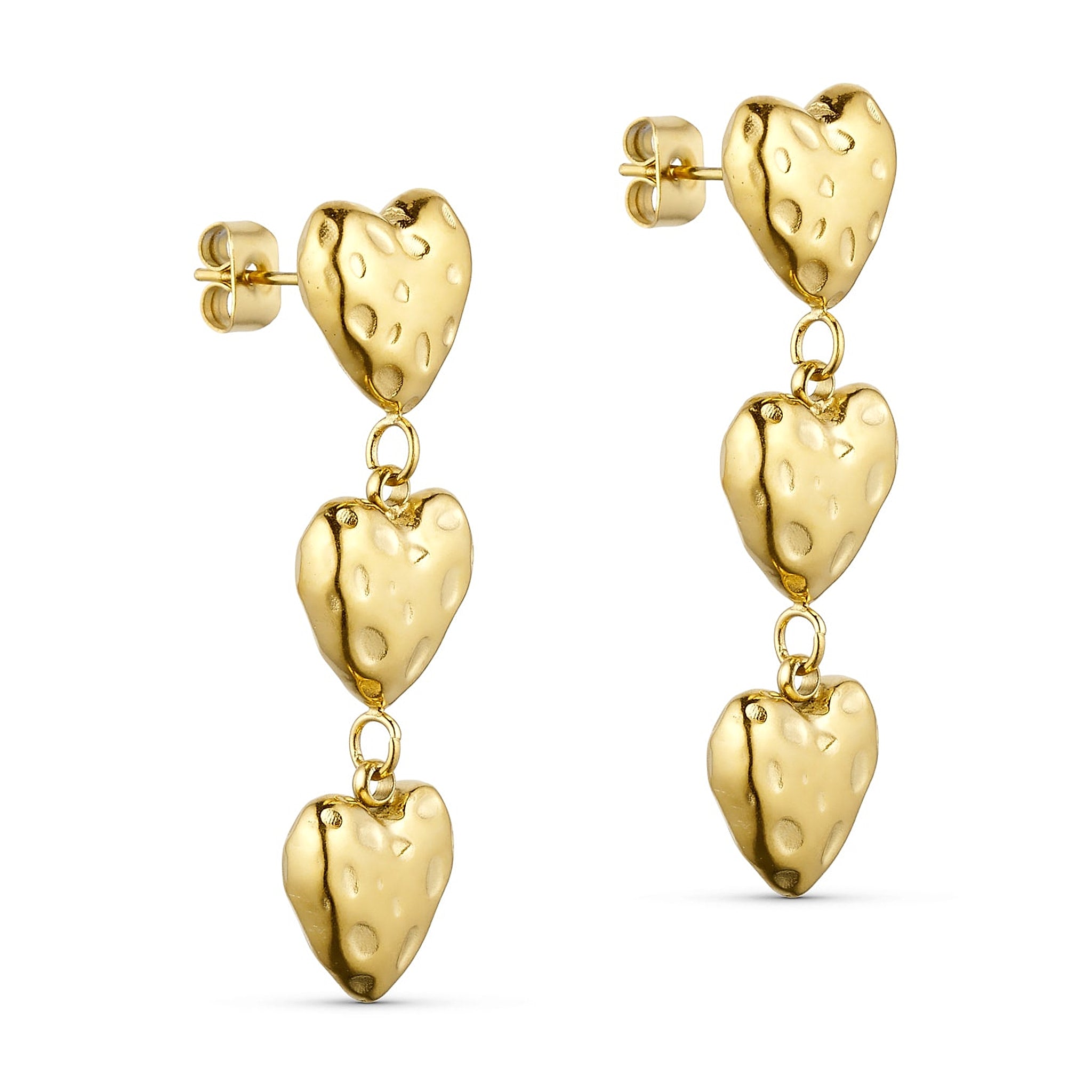 Rustic Heart ørering i guld fra Wolff Jewelry med tre hængende hjerter, set skråt fra siden på lys baggrund