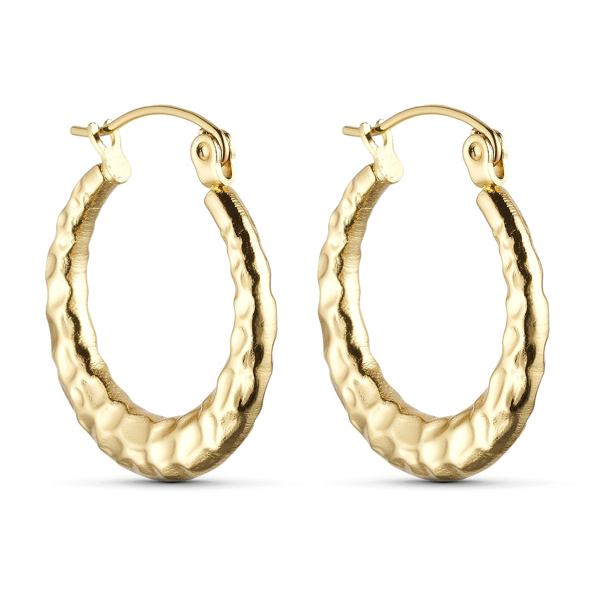 Guldfarvede øreringe Rusty Big Hoops fra Wolff Jewelry med hamret overflade på lys baggrund