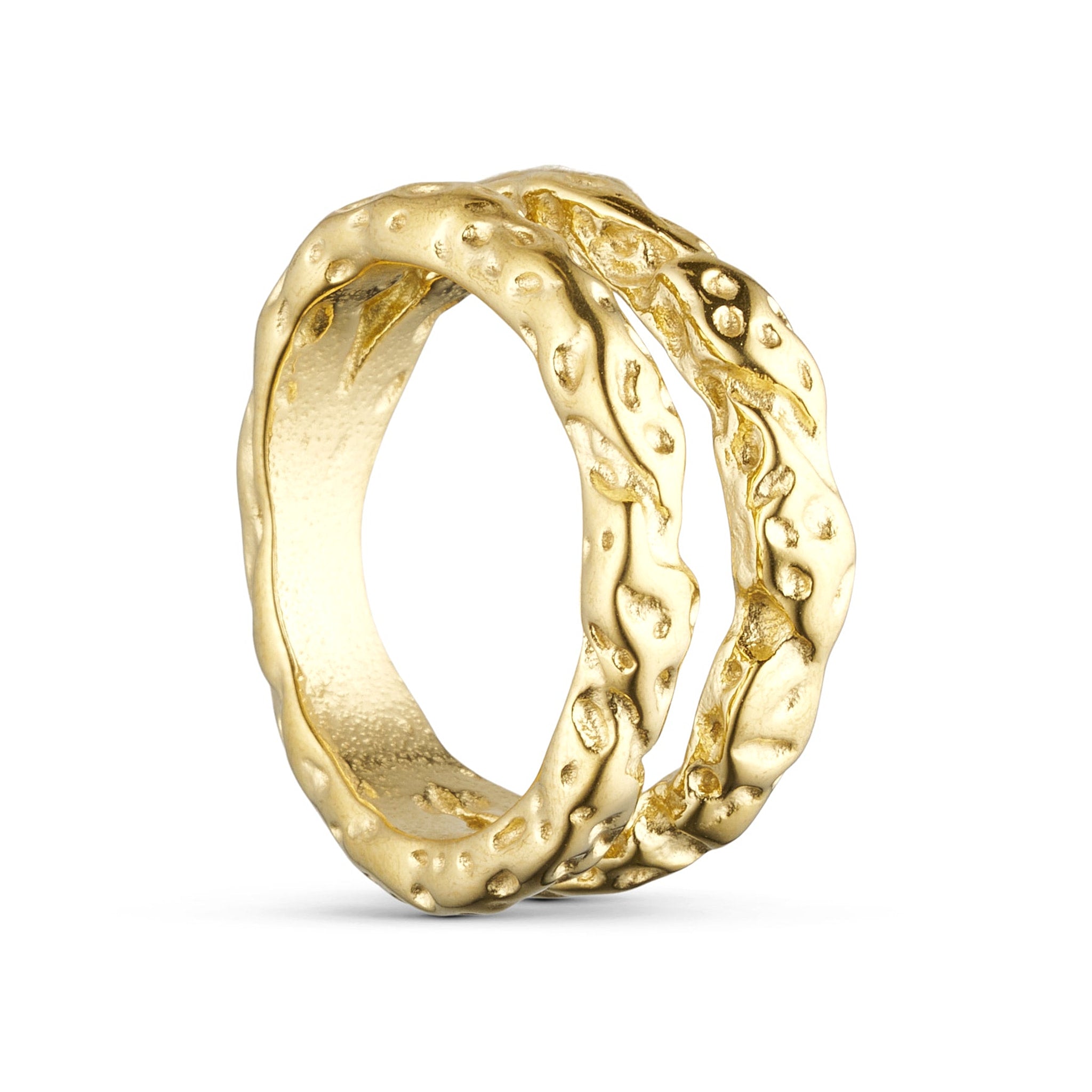 Rusty Big Ring i guld fra Wolff Jewelry med to bånd og struktureret overflade, set fra siden på lys baggrund
