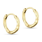 Rusty Mini Hoops øreringe i guld fra Wolff Jewelry med struktureret overflade på hvid baggrund