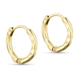 Rusty Mini Hoops øreringe i guld fra Wolff Jewelry med struktureret overflade på hvid baggrund