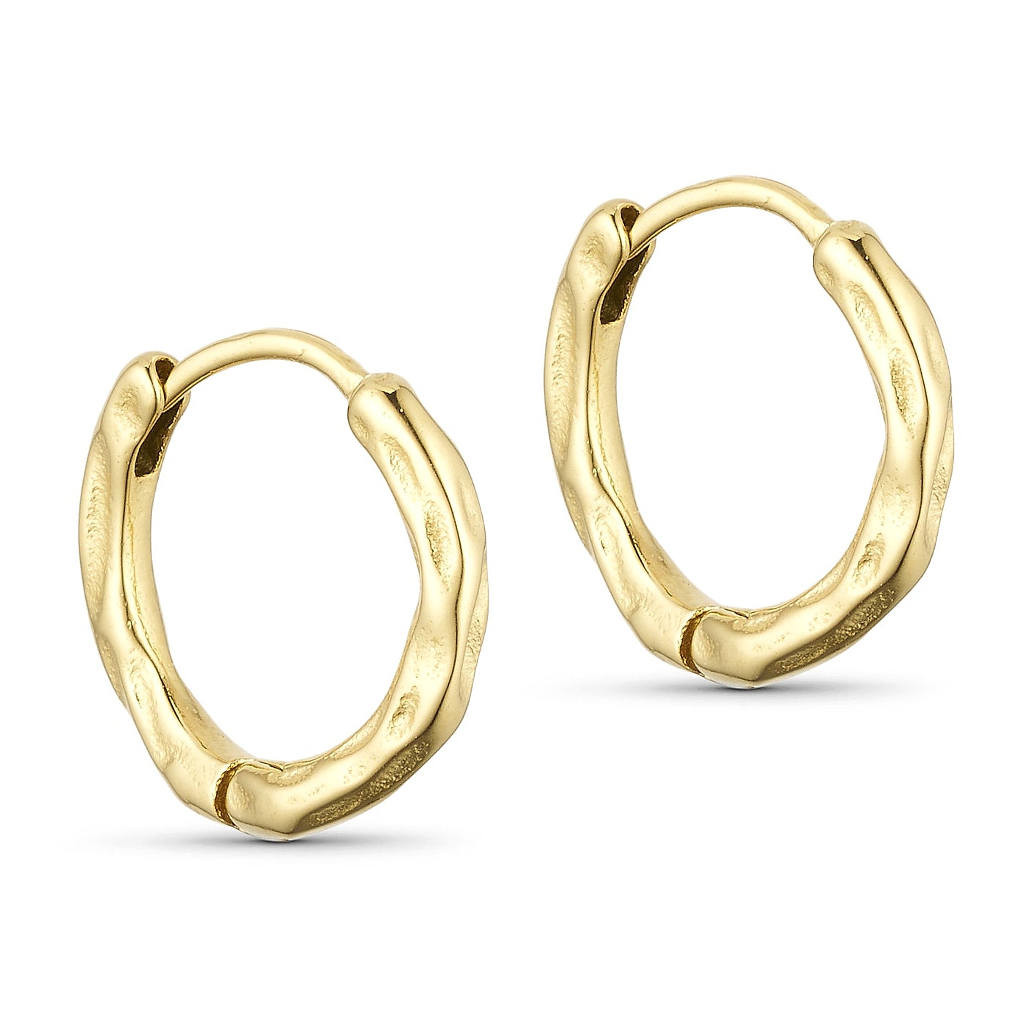 Rusty Mini Hoops øreringe i guld fra Wolff Jewelry med struktureret overflade på hvid baggrund