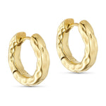 Rusty Mini Hoops 19mm guld øreringe fra Wolff Jewelry med hamret overflade, set skråt fra siden på lys baggrund