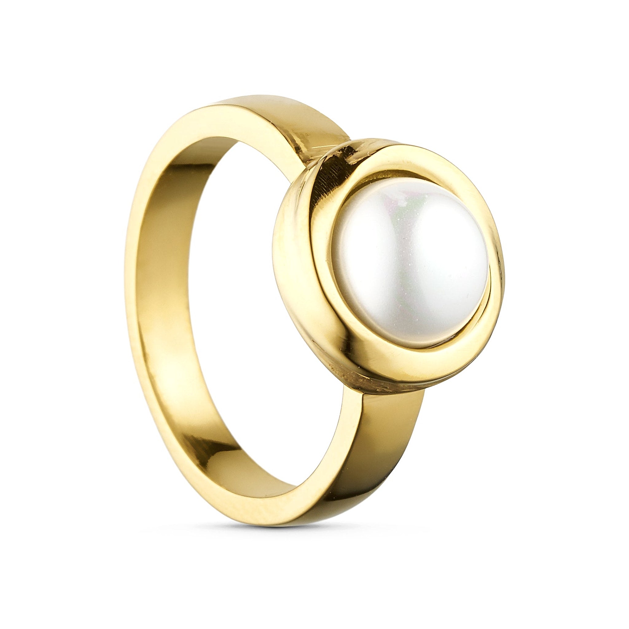 Sally ring i guld fra Wolff Jewelry med hvid perlelignende sten i rund indfatning, set skråt fra siden