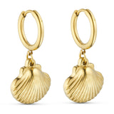Shelli Hoops øreringe i guld fra Wolff Jewelry med muslingeskal-vedhæng set på hvid baggrund