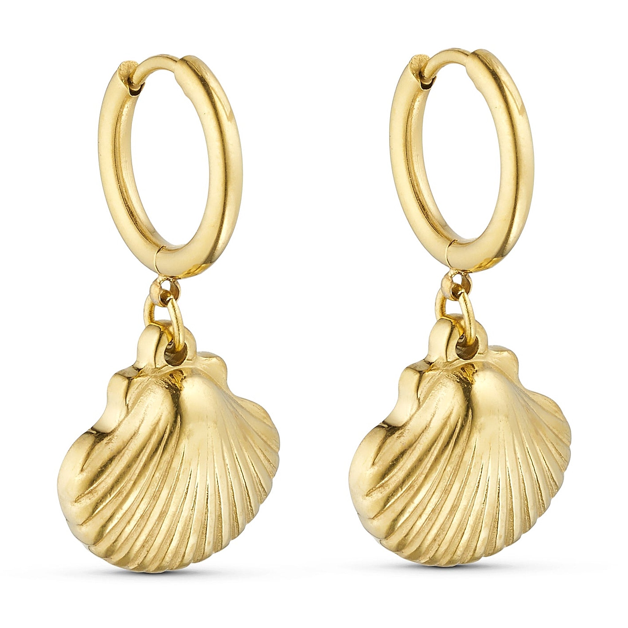 Shelli Hoops øreringe i guld fra Wolff Jewelry med muslingeskal-vedhæng set på hvid baggrund