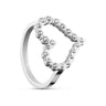 Sølvfarvet Shine Heart Ring fra Wolff Jewelry med åbent hjerte kantet med små klare sten, set skråt fra siden