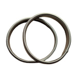 To runde sleeve holders i sølv med riflet spiralstruktur fra Wolff Jewelry på hvid baggrund