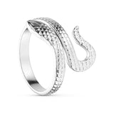 Snake Ring fra Wolff Jewelry i sølvfarvet kirurgisk stål formet som en slange med skælmønster, hoved og hale, set skråt