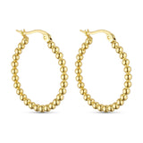 Sora Hoops øreringe i guld, 27 mm hoops af små kugler med lås foroven, set forfra på lys baggrund