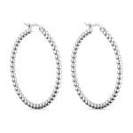 Sølvfarvede øreringe Sore Hoops 40 mm fra Wolff Jewelry med små kugler, set forfra på lys baggrund