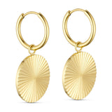 Sunny Hoops øreringe i guld fra Wolff Jewelry med rundt riflet vedhæng, set fra siden på lys baggrund