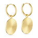 Sunny Hoops øreringe i guld fra Wolff Jewelry med rundt riflet vedhæng, set fra siden på lys baggrund