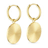 Sunny Hoops øreringe i guld fra Wolff Jewelry med rundt riflet vedhæng, set fra siden på lys baggrund