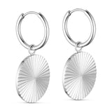Sunny Hoops øreringe i sølv fra Wolff Jewelry, creoler med rundt riflet vedhæng set fra siden på hvid baggrund