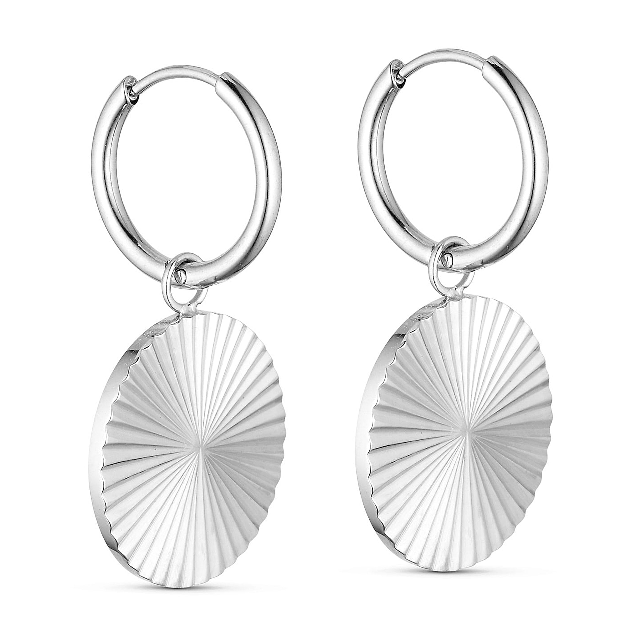 Sunny Hoops øreringe i sølv fra Wolff Jewelry, creoler med rundt riflet vedhæng set fra siden på hvid baggrund