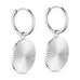 Sunny Hoops øreringe i sølv fra Wolff Jewelry, creoler med rundt riflet vedhæng set fra siden på hvid baggrund