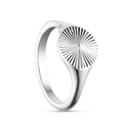 Sølvfarvet Sunny Mini Ring fra Wolff Jewelry med rund top og riller, set fra siden på hvid baggrund