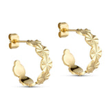 Sunny Petit Hoops øreringe i guld fra Wolff Jewelry med stjernemønster, set fra siden på lys baggrund