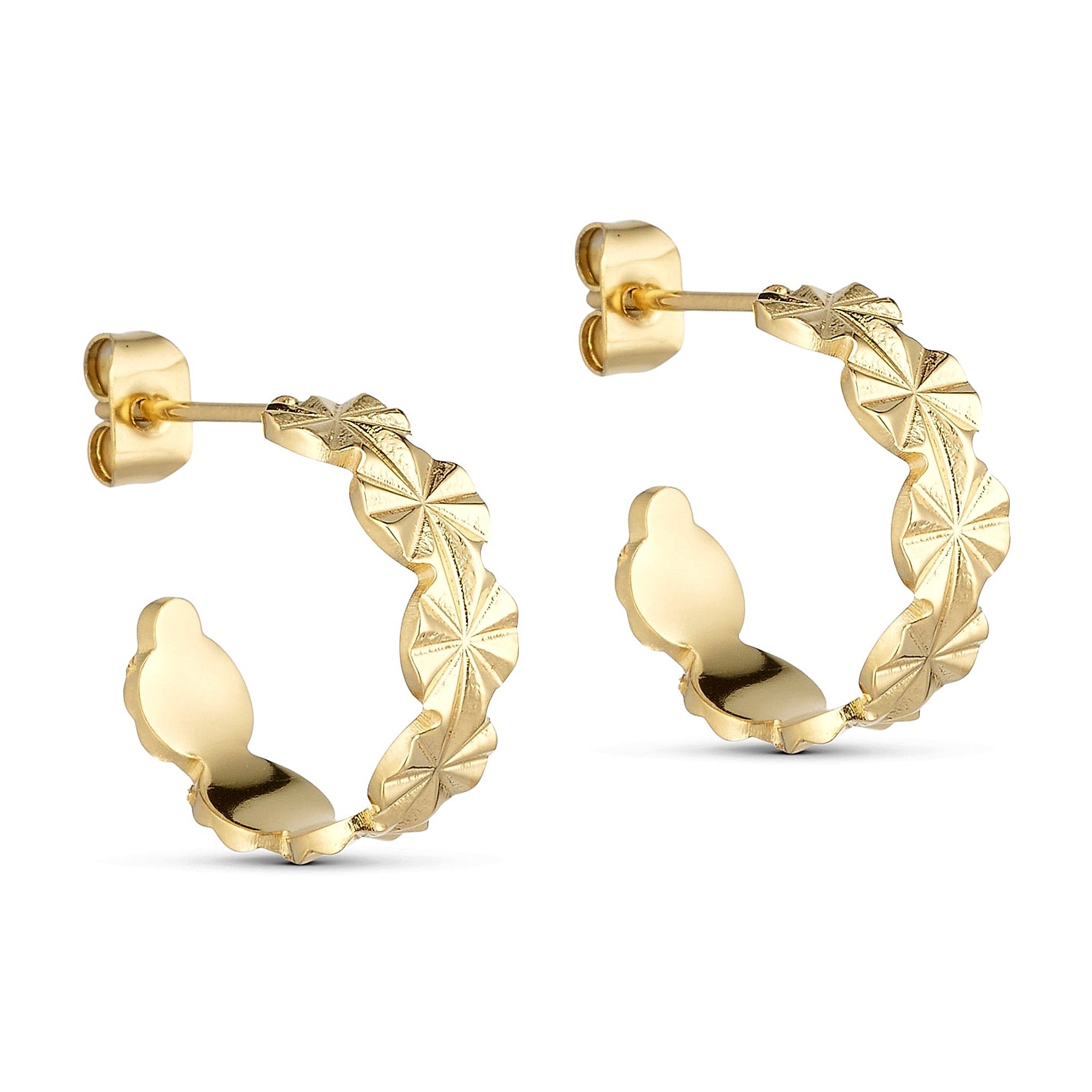 Sunny Petit Hoops øreringe i guld fra Wolff Jewelry med stjernemønster, set fra siden på lys baggrund