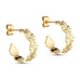 Sunny Petit Hoops øreringe i guld fra Wolff Jewelry med stjernemønster, set fra siden på lys baggrund
