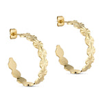 Sunny Petit Hoops guldfarvede øreringe fra Wolff Jewelry med stjernemønster, set fra siden på lys baggrund