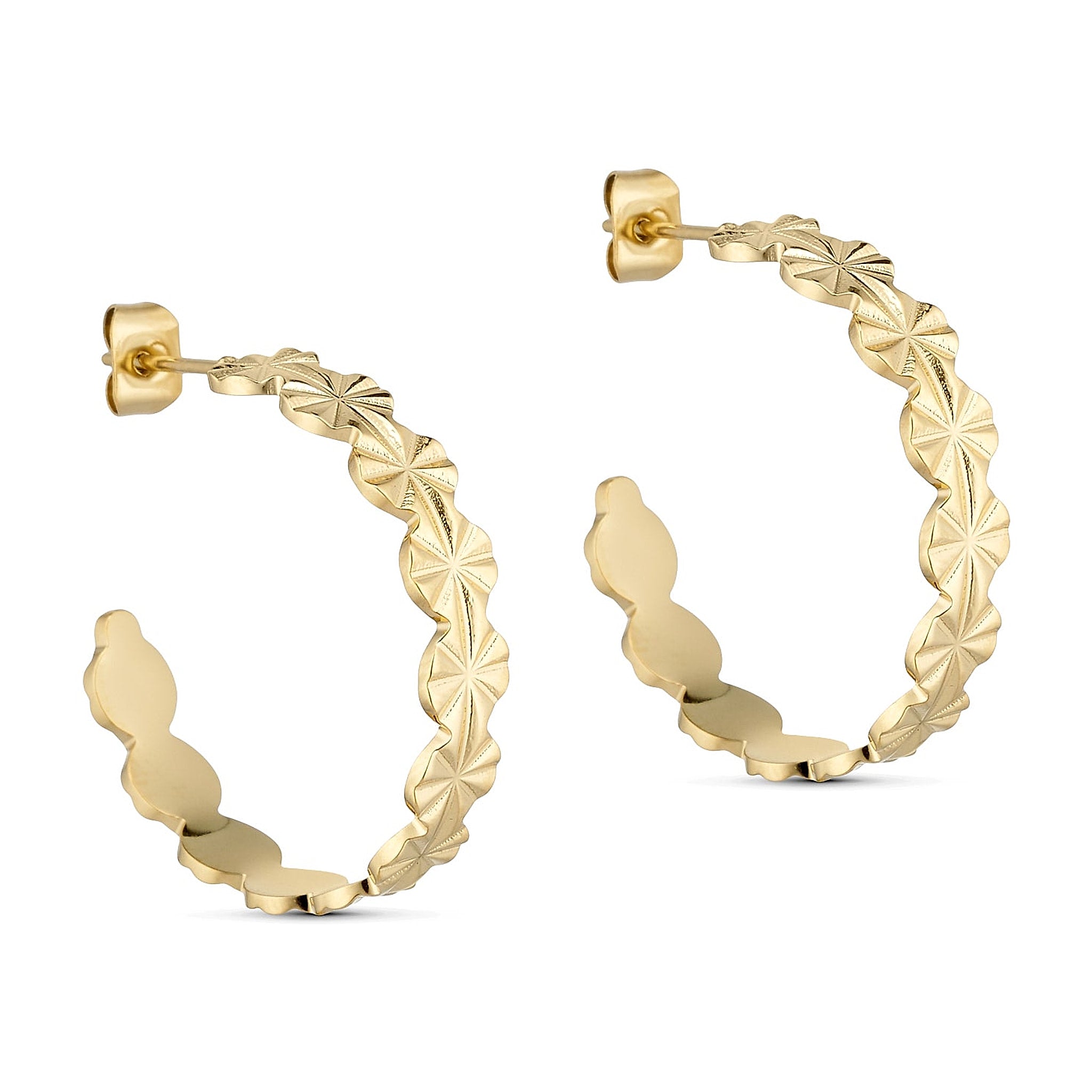 Sunny Petit Hoops guldfarvede øreringe fra Wolff Jewelry med stjernemønster, set fra siden på lys baggrund