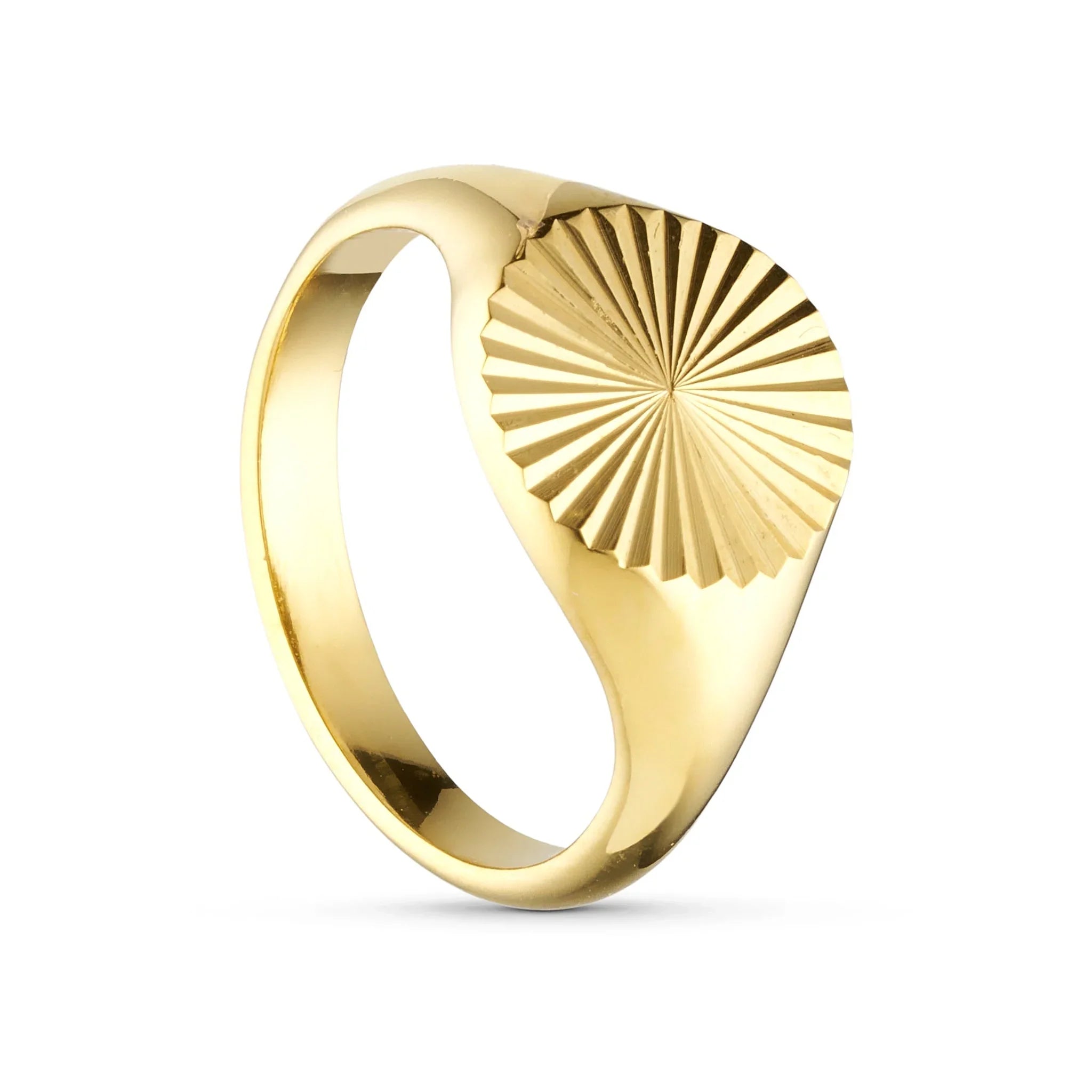 Sunny Ring - Gold fra Wolff Jewelry, guldfarvet signetring med rund plade og riflet solmønster, set skråt fra siden