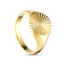 Sunny Ring - Gold fra Wolff Jewelry, guldfarvet signetring med rund plade og riflet solmønster, set skråt fra siden
