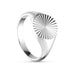 Sølvfarvet signetring Sunny Ring fra Wolff Jewelry med rund plade og riflet mønster, set skråt på hvid baggrund