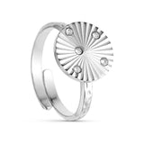 Sølvfarvet Sunny Shine Ring med rund rillet plade, fem små klare sten og åben hamret ringskinne set fra siden