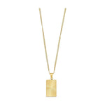 Halskæde i guld med rektangulært vedhæng i stråleformet mønster set forfra på lys baggrund