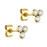 Tara ørering i guld fra Wolff Jewelry med tre runde klare sten, set fra siden på lys baggrund