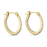 Tara Hoops 21 mm øreringe i guld med klare sten fra Wolff Jewelry set på skrå mod lys baggrund