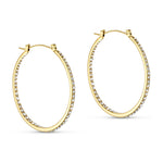 Tara Hoops 40mm øreringe i guld med små klare sten, set fra siden på lys baggrund