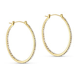 Tara Hoops 40mm øreringe i guld med små klare sten, set fra siden på lys baggrund