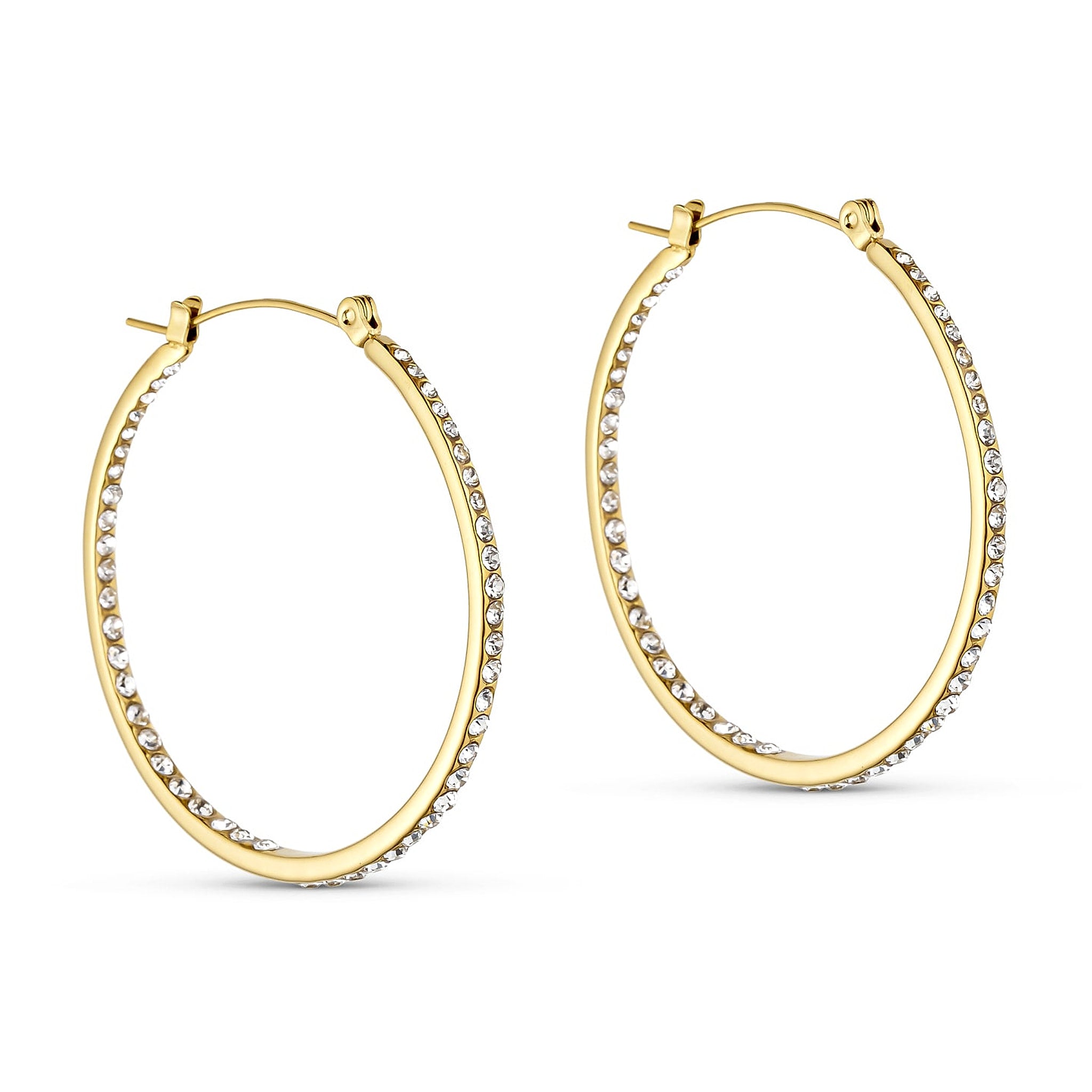 Tara Hoops 40mm øreringe i guld med små klare sten, set fra siden på lys baggrund