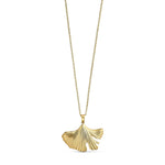 Tempy halskæde i guld fra Wolff Jewelry med vedhæng formet som et ginkgoblad, set forfra på lys baggrund