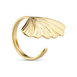 Tempy Ring i guld fra Wolff Jewelry med åben ringskinne og vifteformet motiv med riller på hvid baggrund