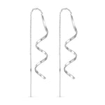 Sølvfarvede Twist Earrings fra Wolff Jewelry med snoet spiral, kæde og stang på hvid baggrund