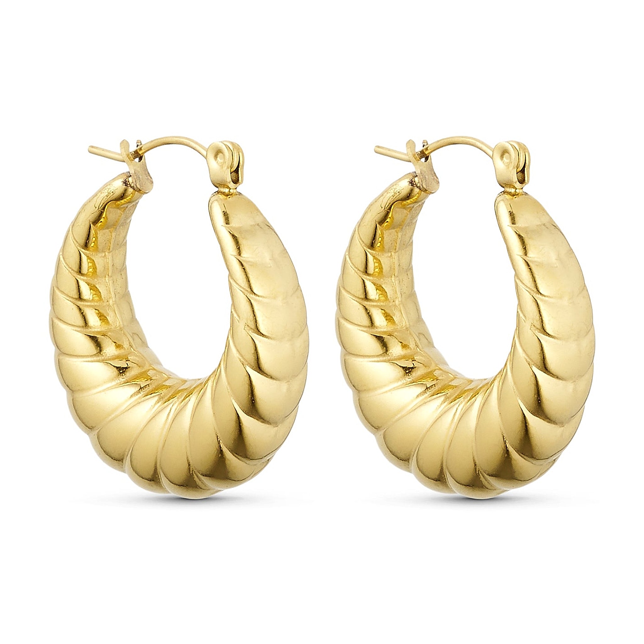 To Valley øreringe i guld fra Wolff Jewelry med buttet hoop-form og riller på lys baggrund