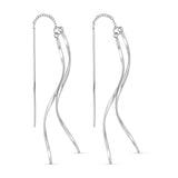 Sølvfarvede Waves øreringe fra Wolff Jewelry med fin kæde, lige stav og to bølgede stave på hvid baggrund