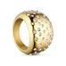 Ziko Big Ring i guld fra Wolff Jewelry, bred buet ring med små klare sten, set fra siden på hvid baggrund